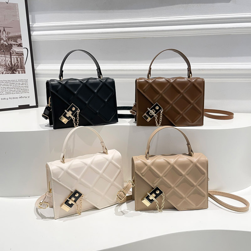 A stylish and versatile small bag for women in 2025, featuring a trendy and stylish diamond-shaped single-shoulder crossbody bag and a fashionable chain bag Application Scenario