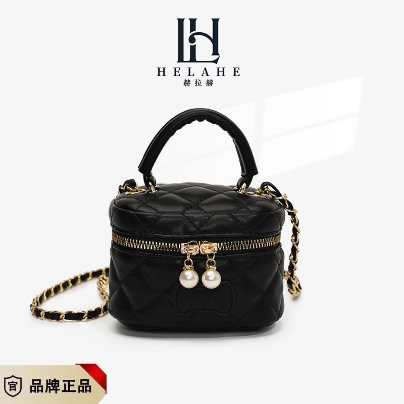 The 2025 new chain box bag for women's Spring and summer is a versatile and fashionable little chanel-style crossbody bag and a mini handbag for girls full figure