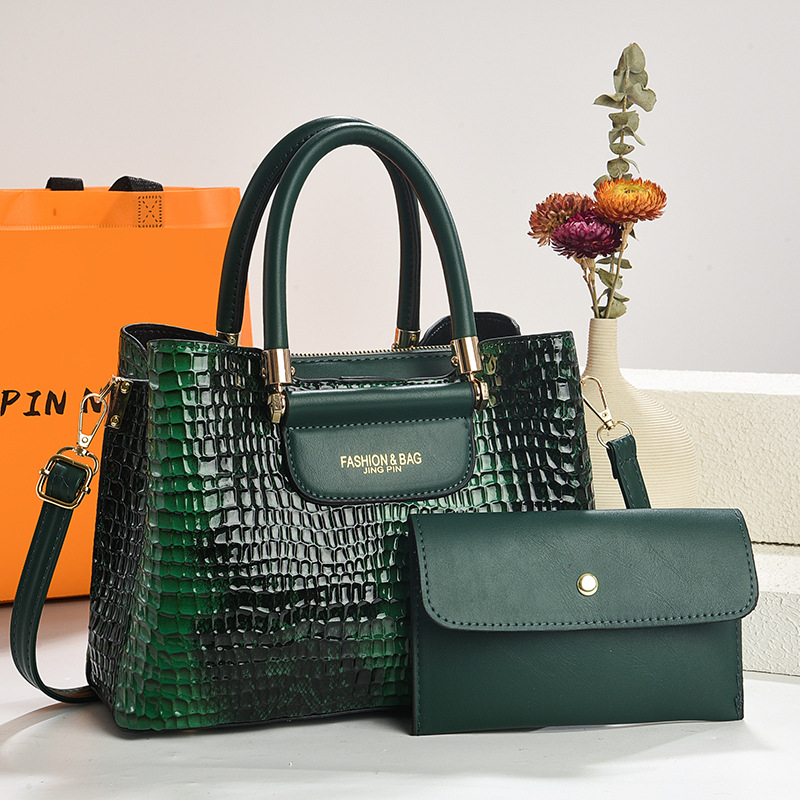The 2025 new bright leather embossed large-capacity women's bag is fashionable and simple. It's a single-shoulder crossbody bag for middle-aged mothers with a checkered pattern Specification drawing
