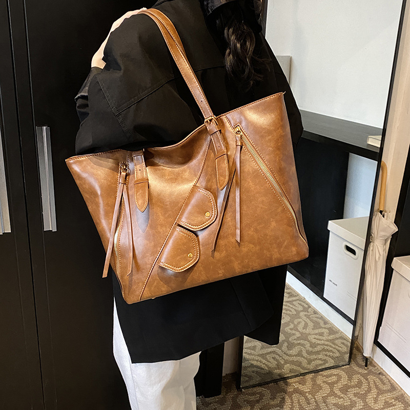 Commuting retro large-capacity bag for women 2024 new style, trendy and versatile casual shoulder bag, high-end hand-held tote bag Application Scenario
