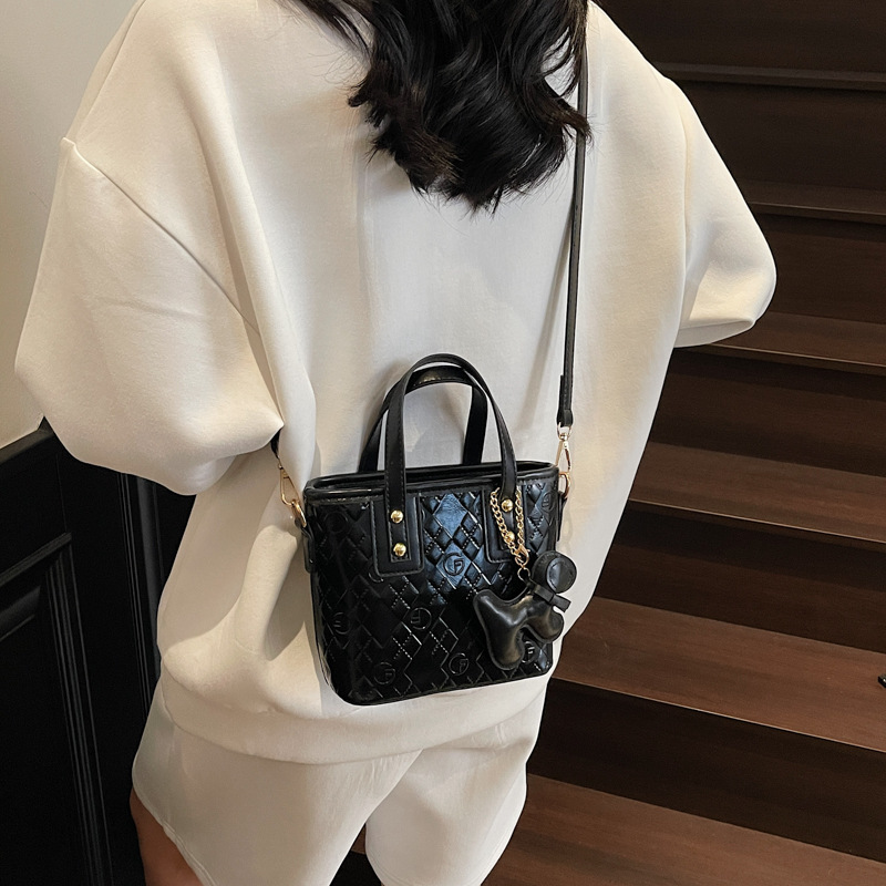 The 2025 new trendy, versatile and high-end hand-held bucket bag is a fashionable diamond-shaped single-shoulder crossbody bag for high school girls Application Scenario