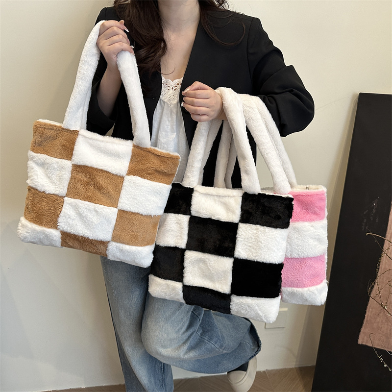 Sweet plush checkered large-capacity single-shoulder bag, crossbody bag, women's quality commuter tote bag, handbag Application Scenario