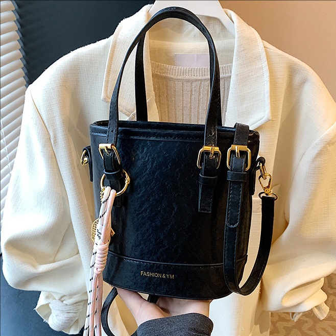 Simple and casual hand-held bucket bag for women, 2025 new style, stylish and versatile underarm bag, Korean-style fashionable single-shoulder crossbody bag full figure