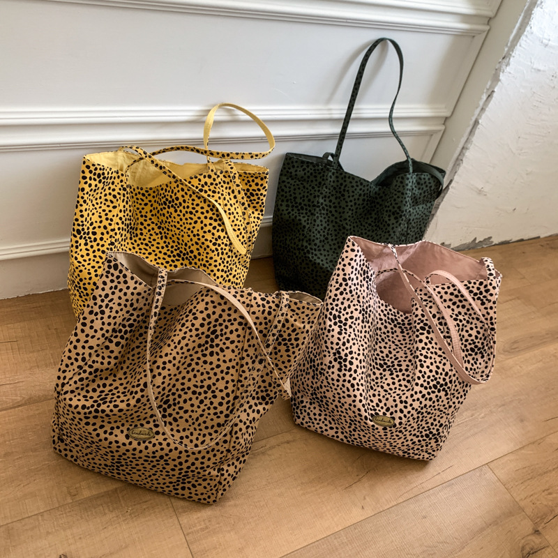 2025 New niche design checkered canvas bag, casual large-capacity double-sided single-shoulder bag, women's commuter bucket bag Application Scenario