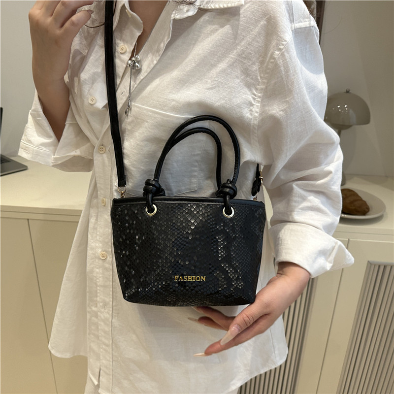 Fashion handbag women's bag 2025 Summer new style retro single-shoulder bag, trendy bucket bag, simple and casual crossbody bag Specification drawing