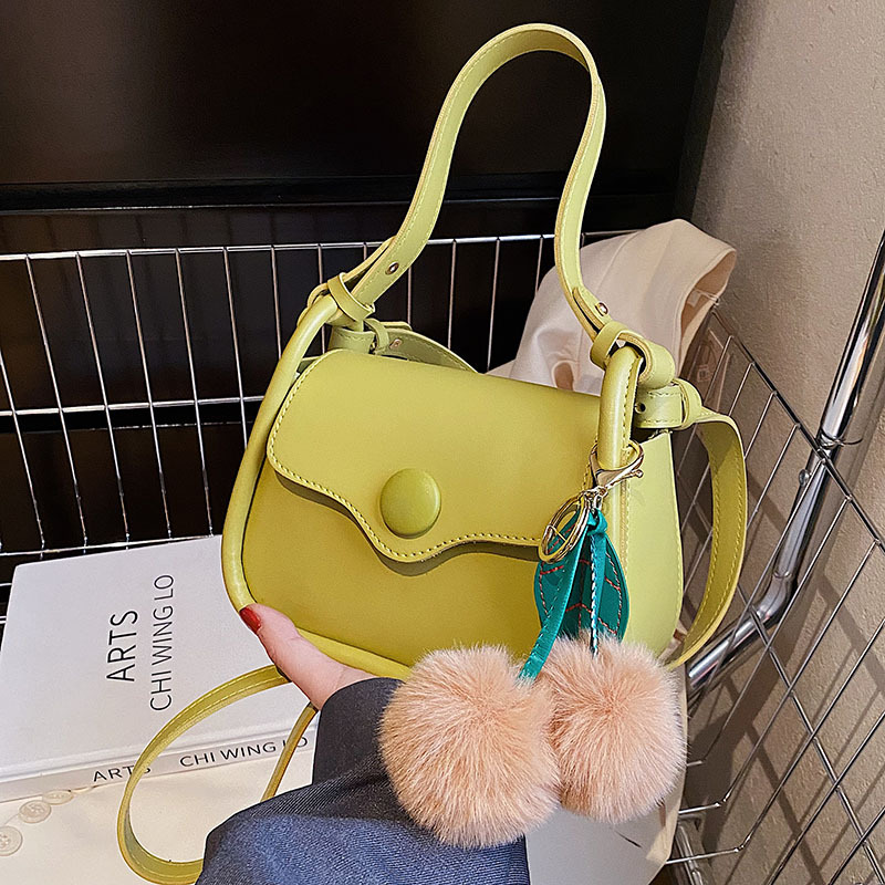The new high-end, versatile and high-quality single-shoulder crossbody bag for women is trendy and stylish, with contrasting colors and a small square underarm bag details Picture