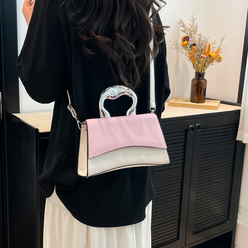 In 2025, the new decorative patchwork small bag is in vogue for women. It's a trendy crossbody bag and a fashionable hand-held small square bag details Picture