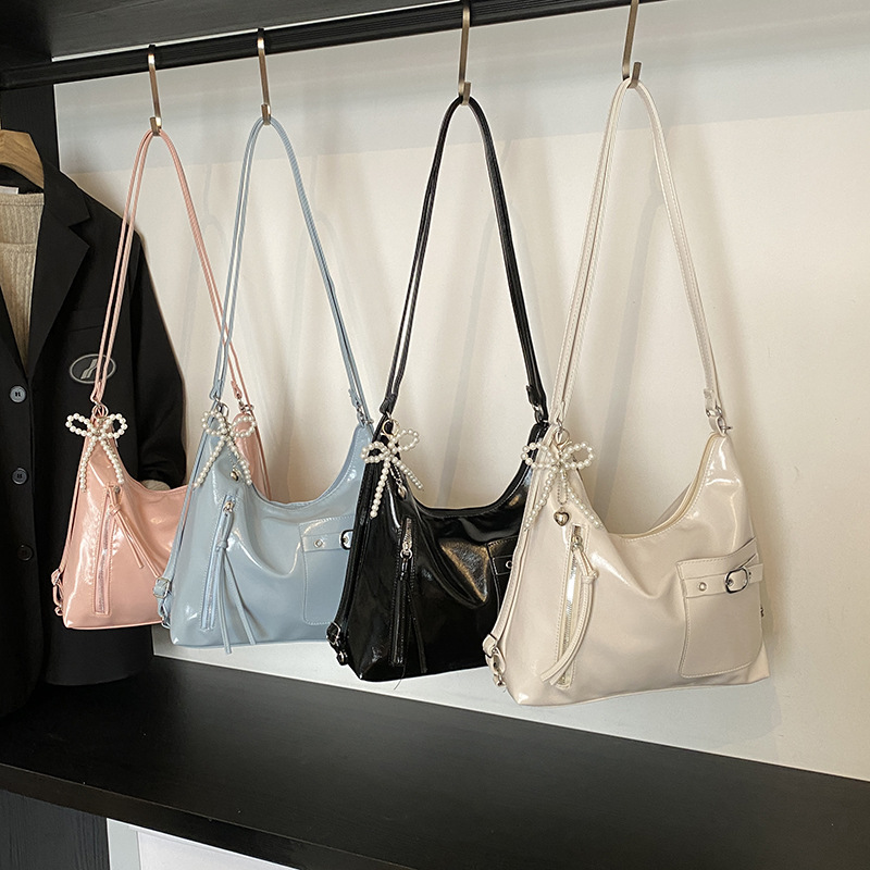 A simple and casual soft-faced large-capacity backpack for women, a new style of fashionable commuting single-shoulder crossbody bag for 2025 Application Scenario