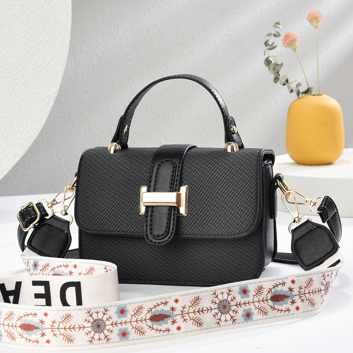 Wholesale popular Instagram wide shoulder strap bag for women, 2025 new Korean version single-shoulder crossbody fashionable fabric pattern small square bag full figure