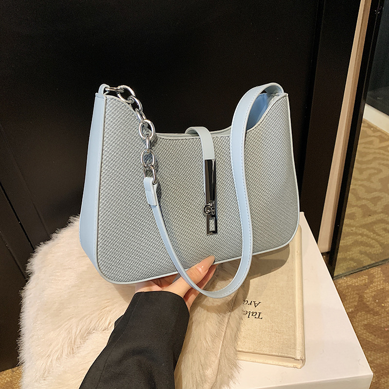This is a new, fashionable and versatile single-shoulder underarm bag for women with a niche design in 2025. It exudes a sense of sophistication and is casual and simple details Picture