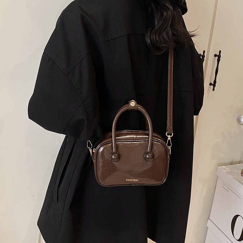 High-end quality hand-held small bag for women, 2024 new style, niche and versatile crossbody small square bag, stylish single-shoulder bag Application Scenario