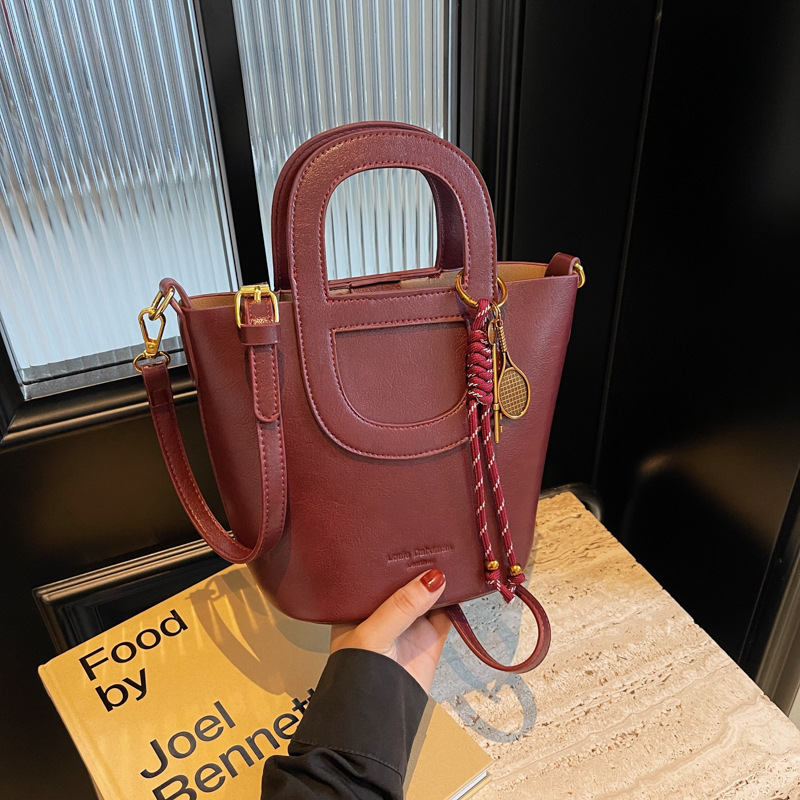 This year, the popular handbags for women are the 2024 new versatile large-capacity commuter bags and single-shoulder crossbody bucket bags details Picture