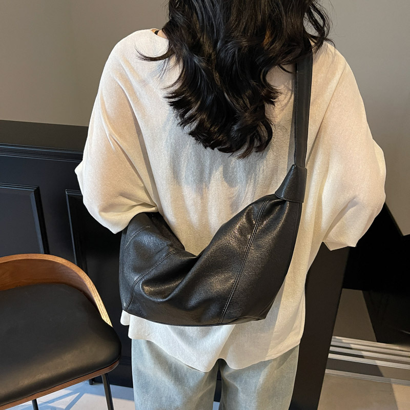A large-capacity women's 2024 new casual and versatile single-shoulder crossbody bag with a niche design and fashionable commuting dumpling bag Application Scenario