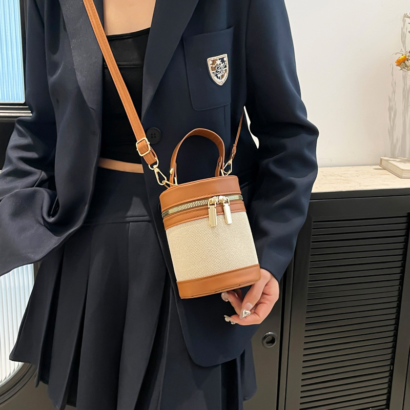 A stylish new large-capacity box-shaped bucket bag with color-blocking and splicing design, a popular single-shoulder crossbody bag for 2025 details Picture