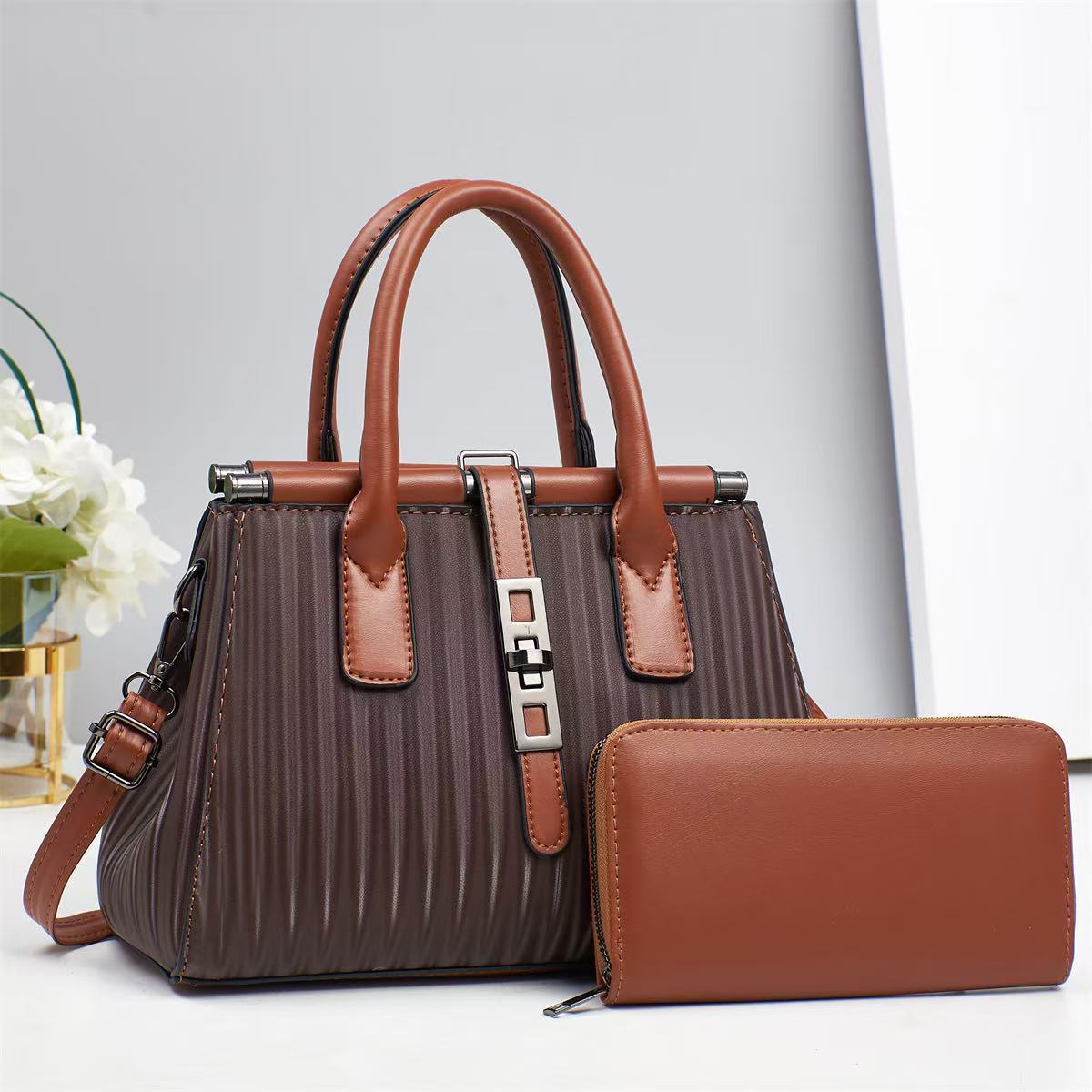 A new fashionable women's bag with a feminine charm, versatile and exquisite single-shoulder crossbody bag, 2025 Korean version handbag Application Scenario