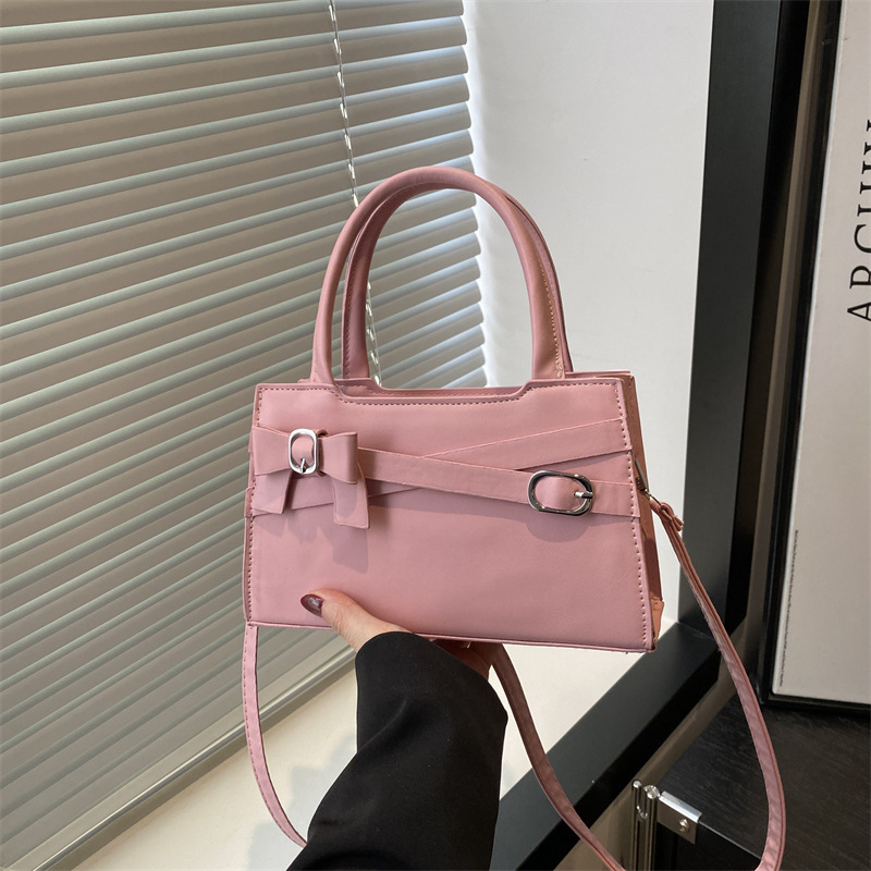 The textured bow handbag is a new Spring/Summer 2025 women's single-shoulder crossbody bag and a stylish commuting small square bag full figure