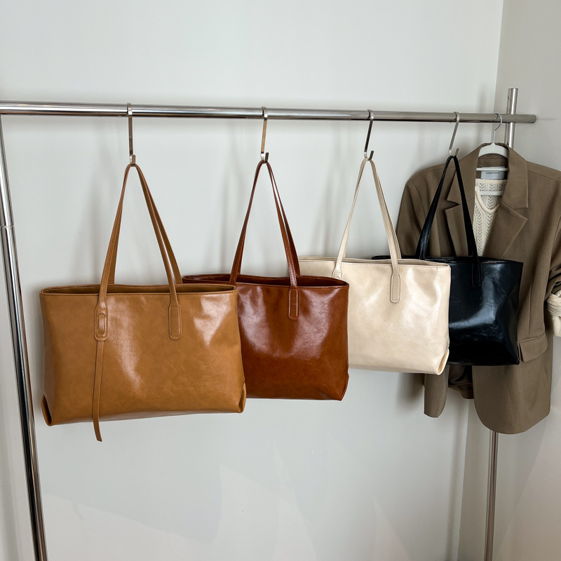 This year, a stylish and elegant retro commuter handbag is in vogue. The new spring 2025 model is a stylish single-shoulder underarm tote bag Application Scenario