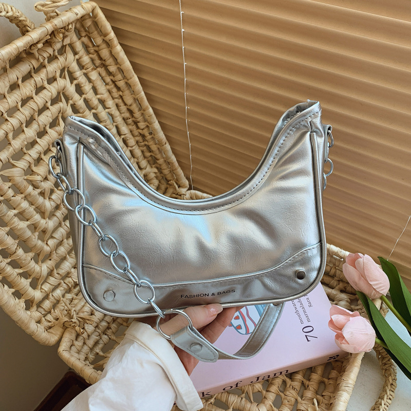 A niche hand-held underarm bag for women in summer, 2025 new silver bag, fashionable chain single-shoulder crossbody bag full figure