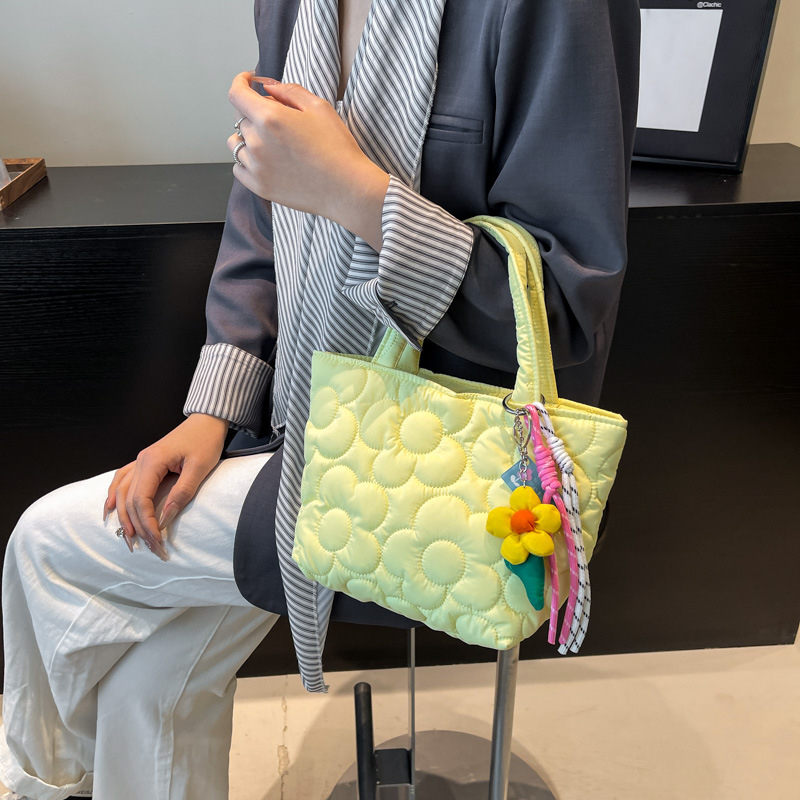 Korean style fresh and sweet girl's handbag, casual and simple large-capacity tote bag, stylish and simple hand-held storage bag Application Scenario