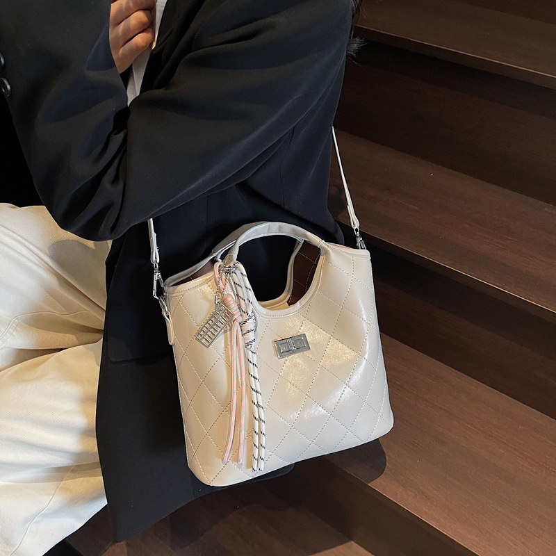 Retro bag with large capacity for women, 2025 new model, niche design, single-shoulder crossbody bag, diamond-shaped, versatile commuter mother-and-child bag Application Scenario