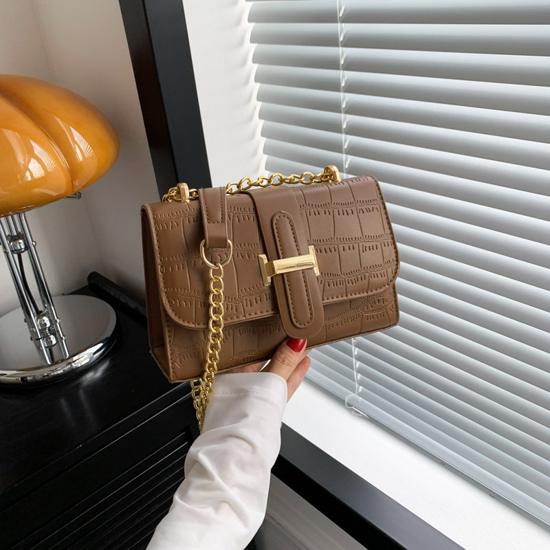 A personalized chain small bag for women's commuting, a versatile Instagram crossbody bag for the 2023 autumn and winter season, a trendy small square bag full figure