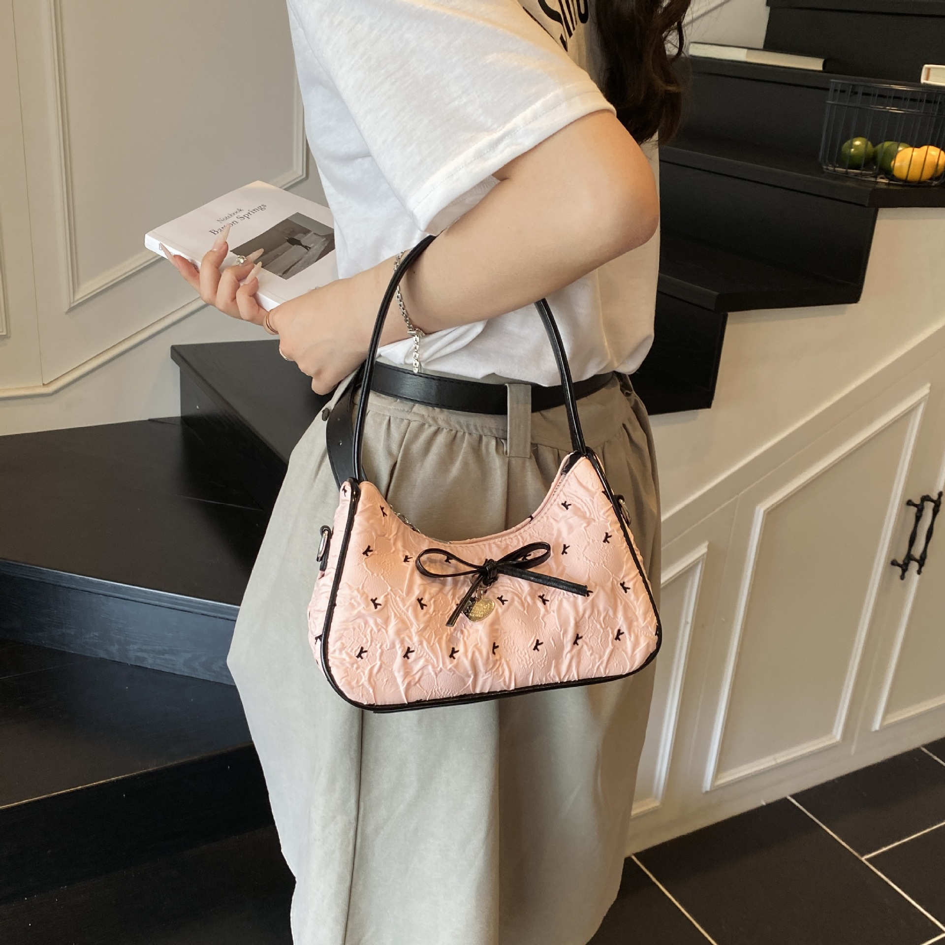 A niche design bow underarm bag for women 2025, a fashionable single-shoulder crossbody bag, and a sweet baguette bag details Picture