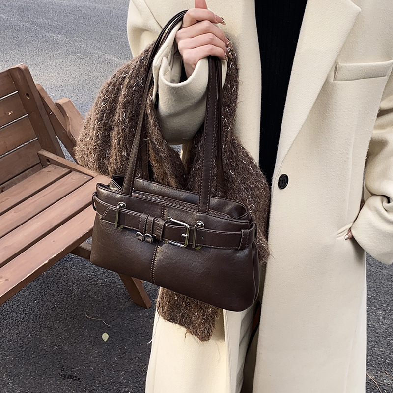 Autumn and winter trendy single-shoulder underarm bag, 2024 new winter retro belt lock motorcycle bag, fashionable commuting bag Application Scenario