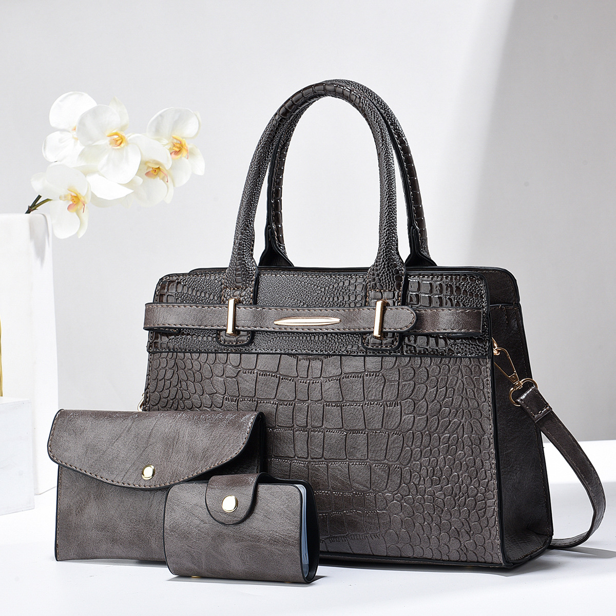 Trendy women's bag, retro lady's single-shoulder handbag, 2024 new large-capacity fashionable crossbody three-piece set, mother and child bag Application Scenario
