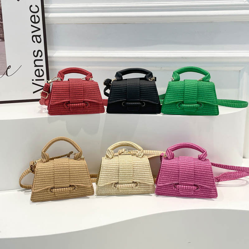 The new Spring/Summer 2025 small square bag in solid color is simple, stylish and versatile. It is a fashionable hand-held shoulder bag Application Scenario