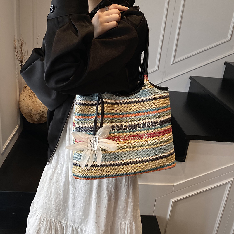 A new women's 2025 summer collection of large-capacity straw woven tote bag for seaside vacation and beach weaving commuting details Picture