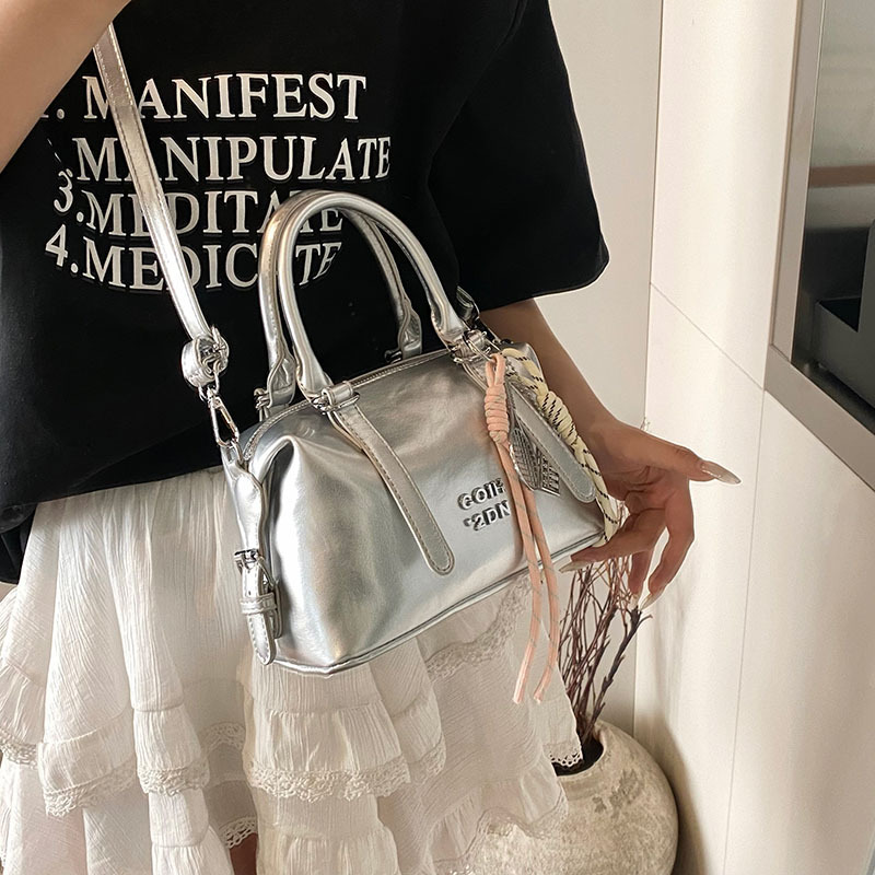 High-end oil-wax leather small bag for women, 2025 new style fashionable hand-held pillow bag, casual and versatile single-shoulder crossbody bag Application Scenario