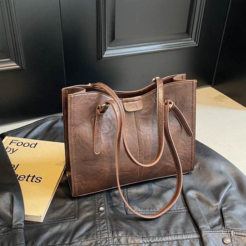 This year, large-capacity tote bags, simple and versatile single-shoulder commuter bags, are popular for women in 2024 details Picture