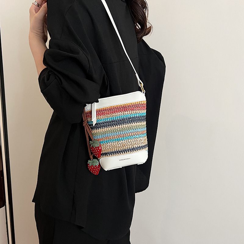 A new Korean fashion and niche design casual bucket bag for women in summer 2025, a seaside vacation woven single-shoulder crossbody bag details Picture