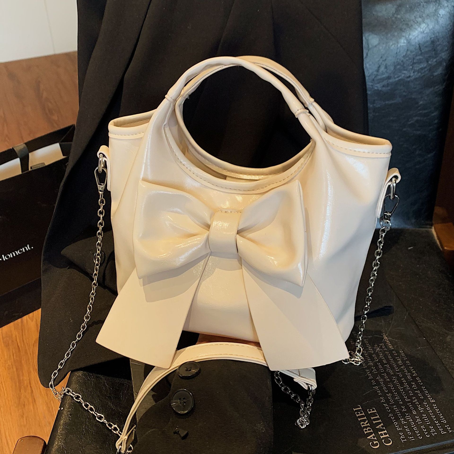 Bow underarm bucket bag 2025 Spring/Summer new niche design chain single-shoulder crossbody bag fashionable women's bag full figure