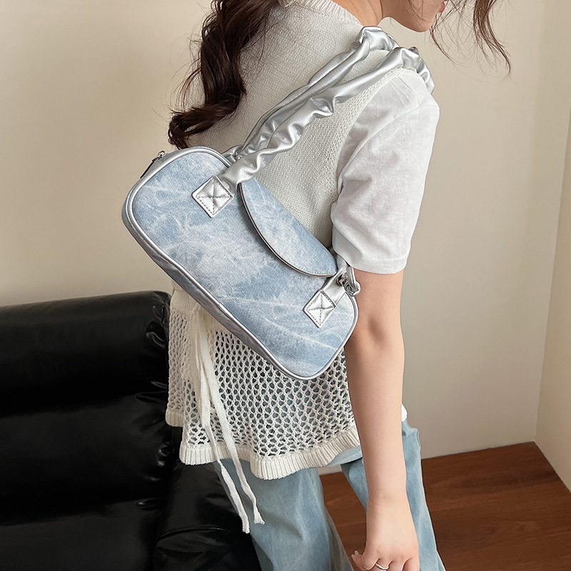 High-end texture, niche design bag, new trendy and fashionable women's shoulder bag, simple and versatile, commuting crossbody pillow bag details Picture
