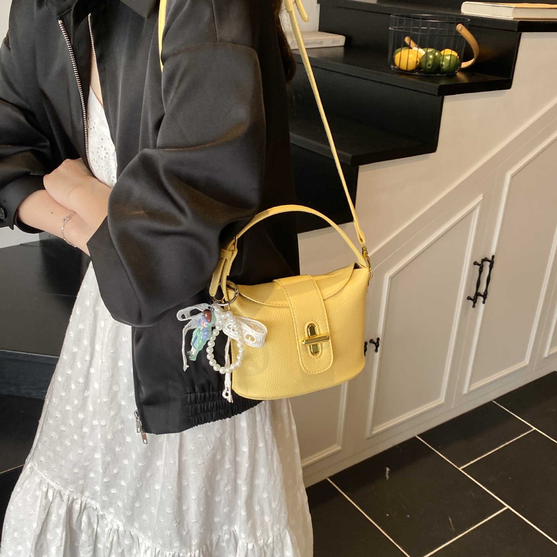 This is a niche commuting handbag for ladies, a new model of single-shoulder bag in 2025. It is fashionable, simple and casual, and is a crossbody underarm bag details Picture