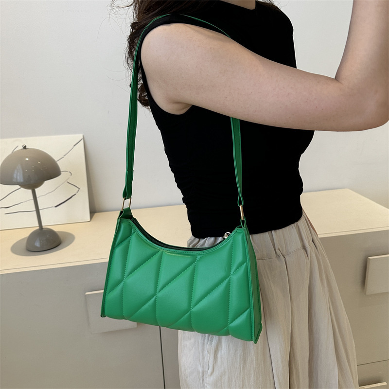 Women's casual commuting handbag 2023 Summer New style fashionable and simple underarm bag, niche and trendy single-shoulder bag Application Scenario