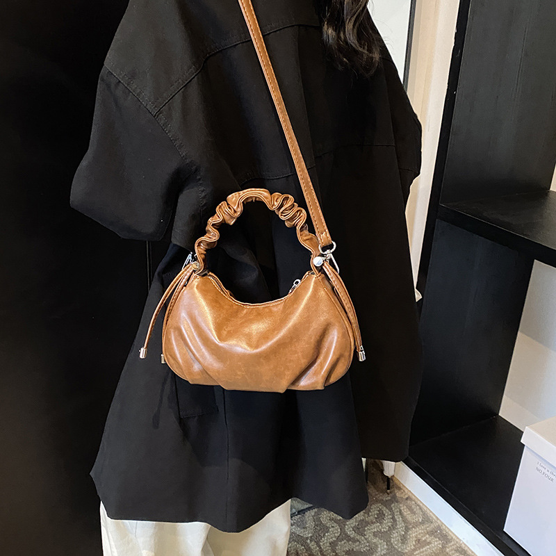 A high-end retro small bag for women, a new 2024 trendy and versatile crossbody bag, a fashionable and casual pleated hand-held small handbag Application Scenario
