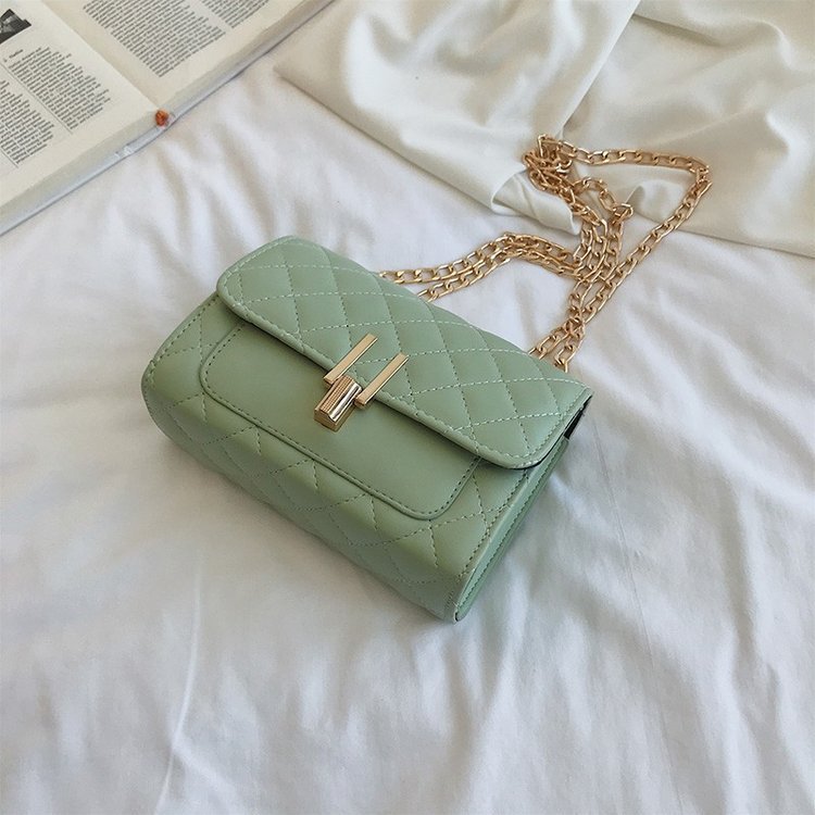 The manufacturer wholesals new Korean-style, versatile and stylish diamond-shaped chain bags, trendy Y-lock small square bags, single-shoulder crossbody bags full figure