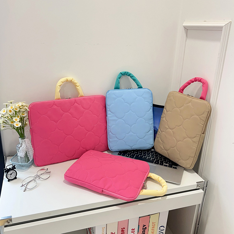 Cute color-blocking and patchwork handbag, women's embossed large-capacity fashionable commuting handbag, cross-border trend Application Scenario