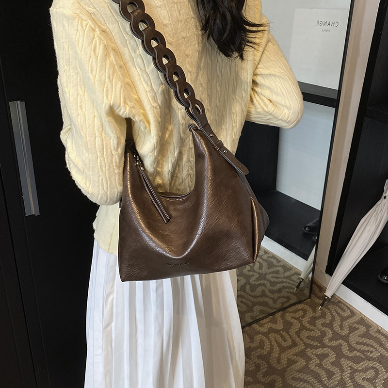 A niche design sense crossbody bag for women, a new 2024 retro and versatile commuter bag, a high-end commuter tote bag Application Scenario
