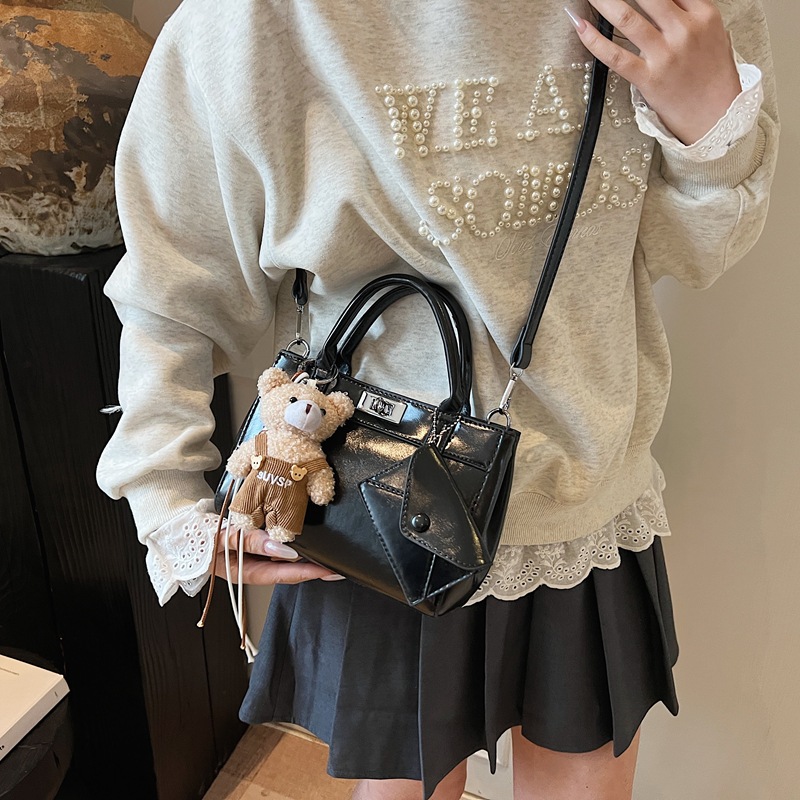 The Korean version of the trendy and fashionable Kelly handbag for women in 2025, a new high-end quality single-shoulder bag, a niche and versatile crossbody bag Application Scenario