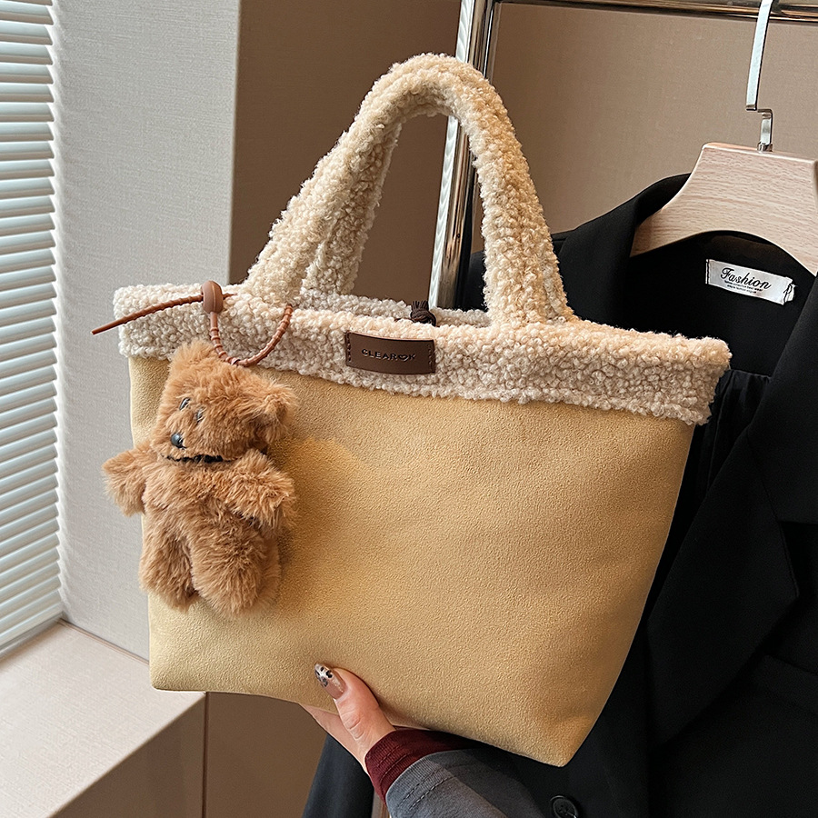 Korean style ins niche design retro handbag, trendy and casual shopping basket bag, imitation lambskin tote bag full figure