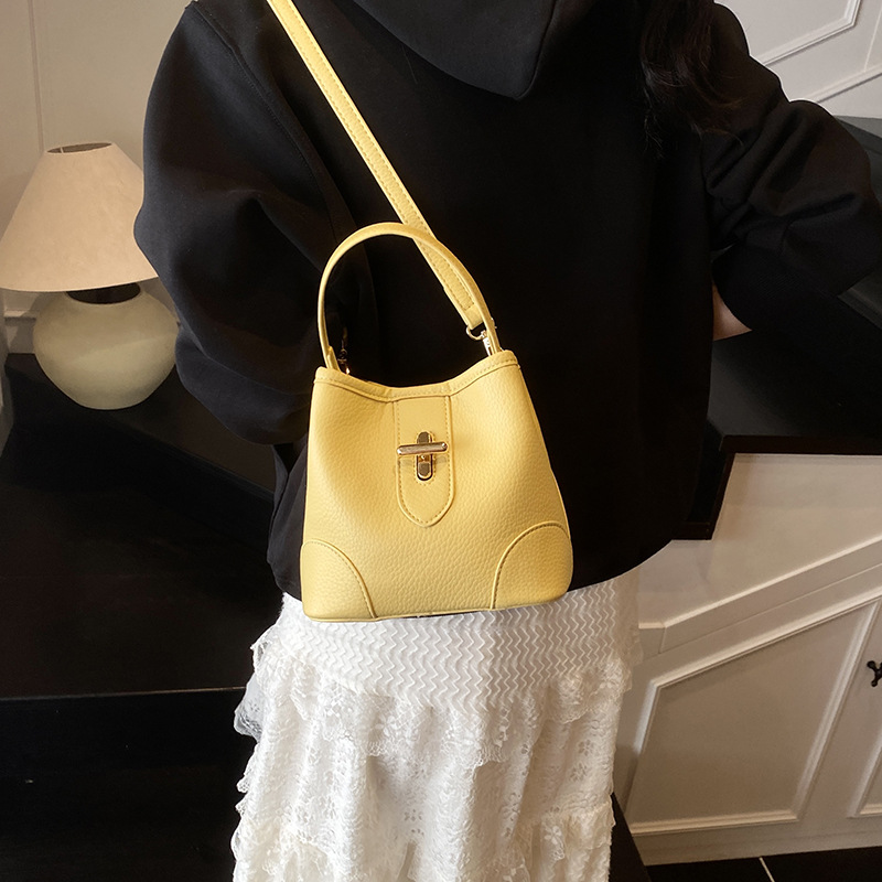 High-end and trendy handbag for women, 2025 new style, fashionable and versatile crossbody bag, exquisite and super popular single-shoulder bucket bag details Picture