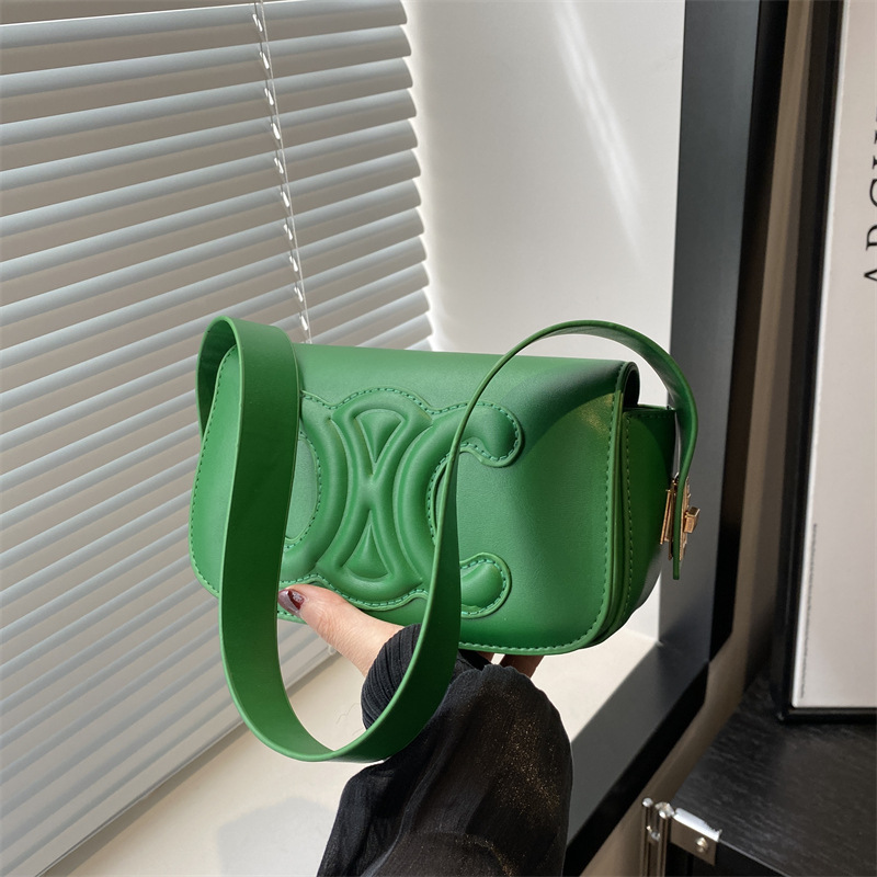 A French commuter baguette bag with a unique texture, a trendy underarm bag for women's 2024 spring/Summer collection, a stylish single-shoulder crossbody bag full figure