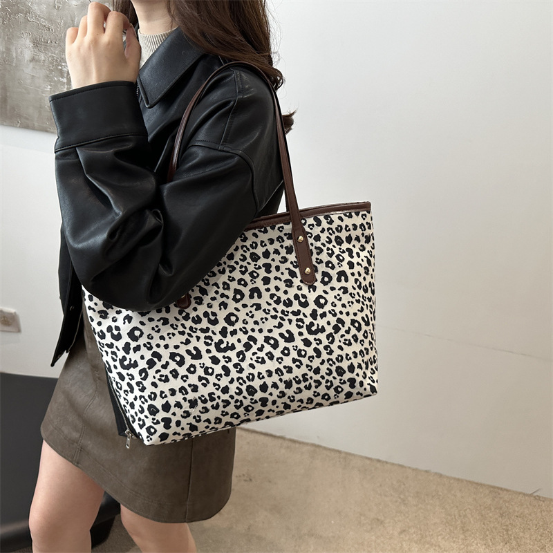 Spring 2025 new large-capacity handbag, commuter single-shoulder tote bag, fashionable, simple and artistic, hand-held armpit bag details Picture
