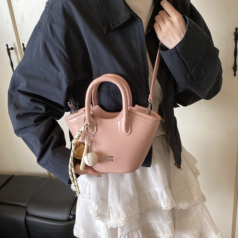 High-end and niche design bag for women 2025 new casual and versatile crossbody bag, fashionable hand-held bucket bag for women Application Scenario