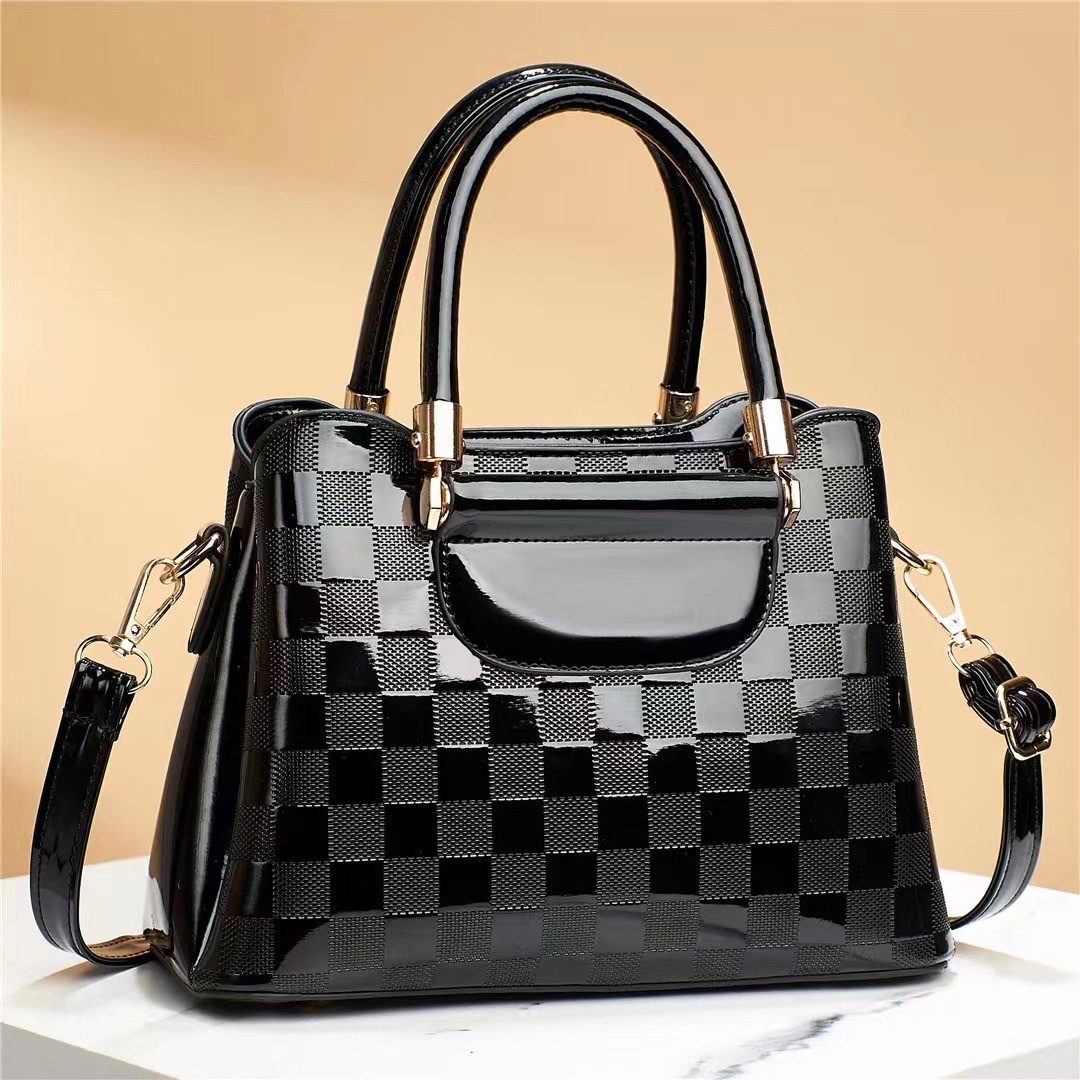 This is a new women's bag with a checkered pattern, shiny leather design, large capacity, simple and elegant texture, and a single shoulder for cross-border use Specification drawing