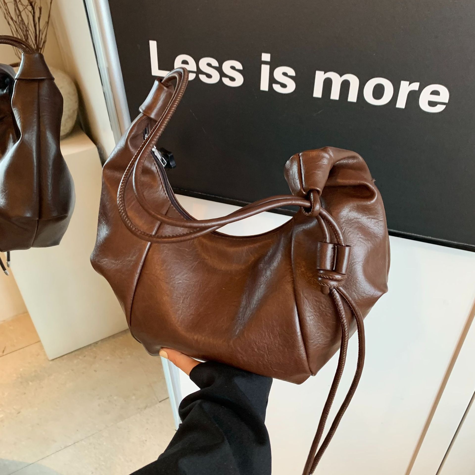 High-end women's large-capacity 2024 new trendy autumn and winter design crossbody bag, commuting dumpling bag full figure