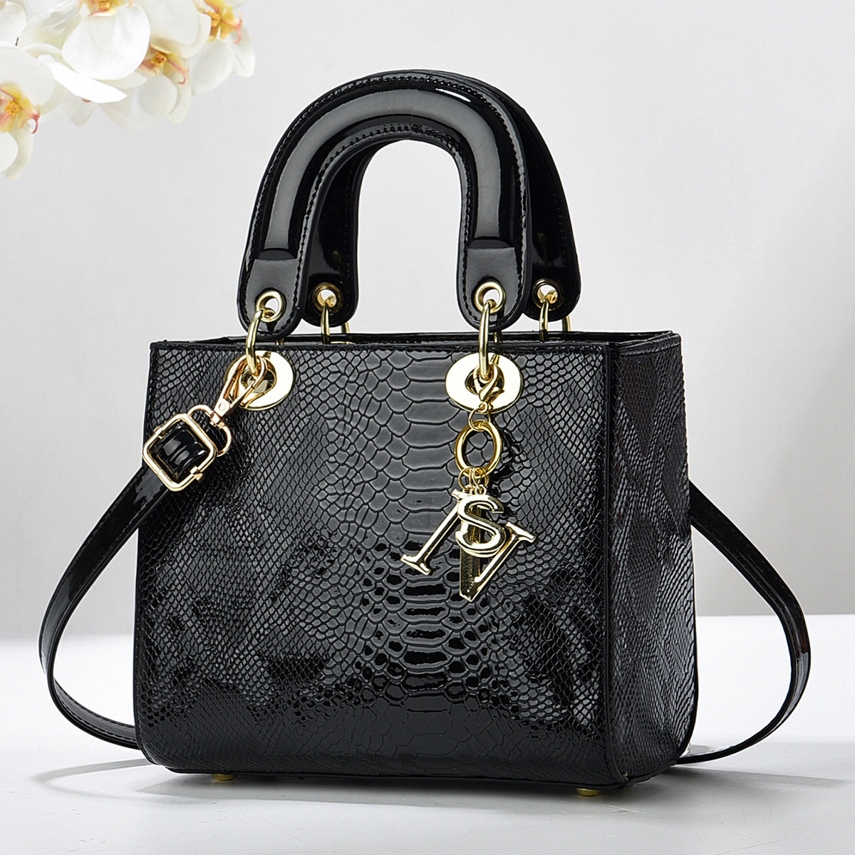 The 2024 new style of the fashionable Princess Diana handbag is a versatile and trendy women's handbag with a high-end feel. It's a trendy single-shoulder crossbody bag full figure